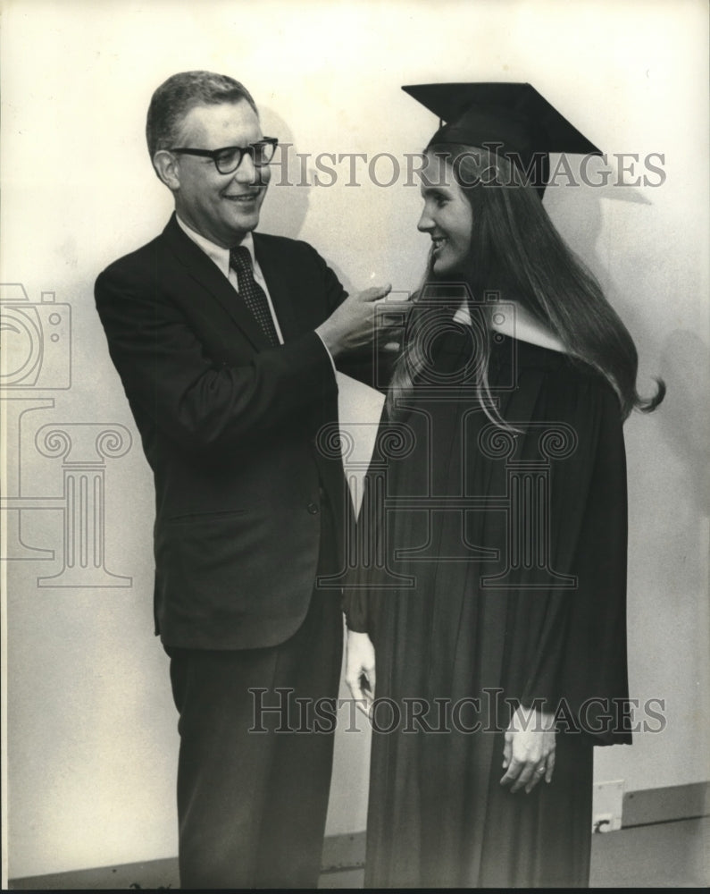 1972 Press Photo Dean Joseph E. Gordon &amp; Daughter Cecile Gordon, Newcomb College