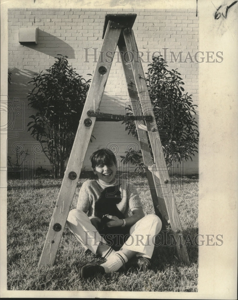 1970 Press Photo Alain A. de la Villesbret holds a black cat under a ladder- Historic Images