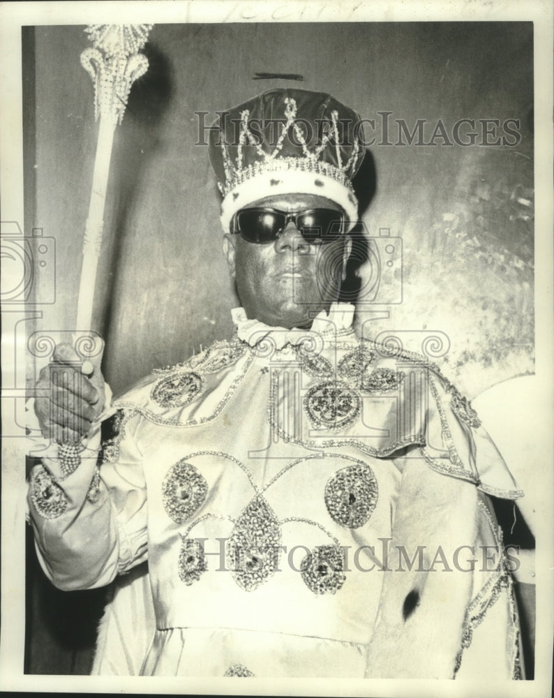 Load image into Gallery viewer, 1973 Press Photo Henry Fritz, King of Krewe of Aida at krewe's ball - nob19173
