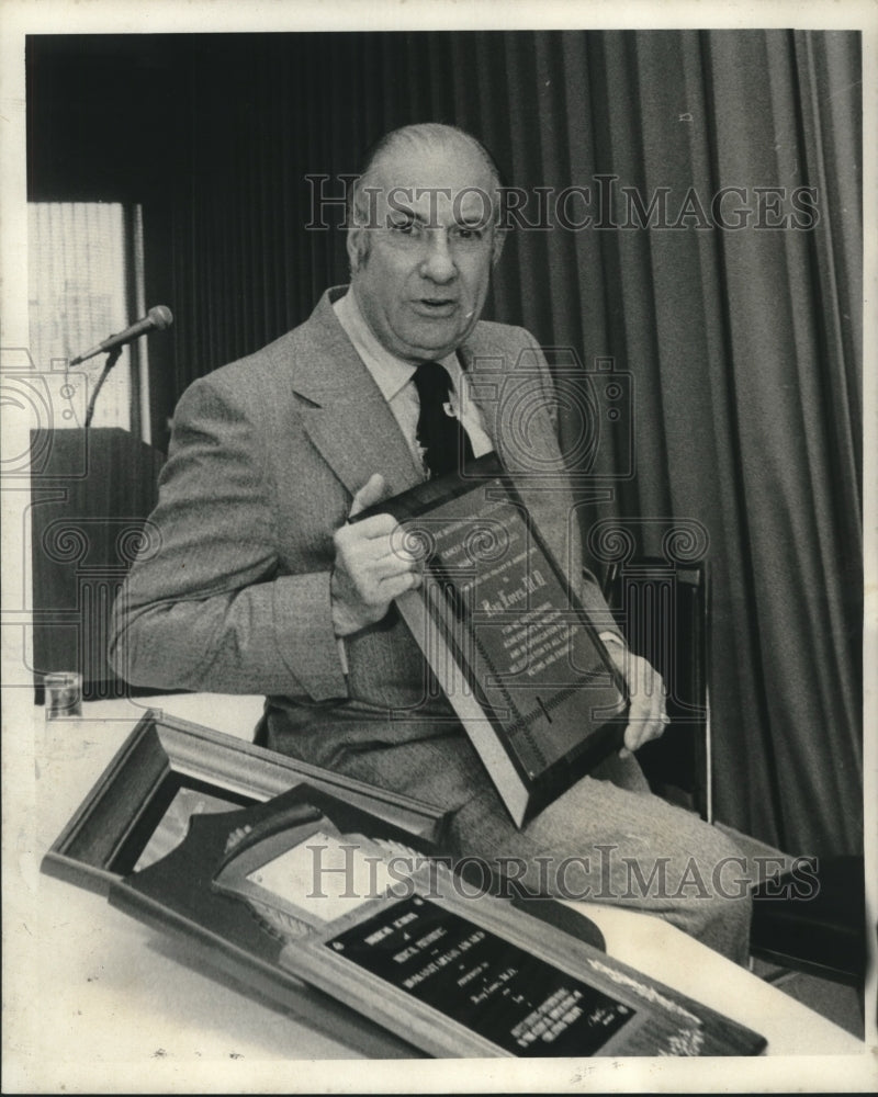 1975 Press Photo Dr. H. Ray Evers received awards from other doctors - Historic Images