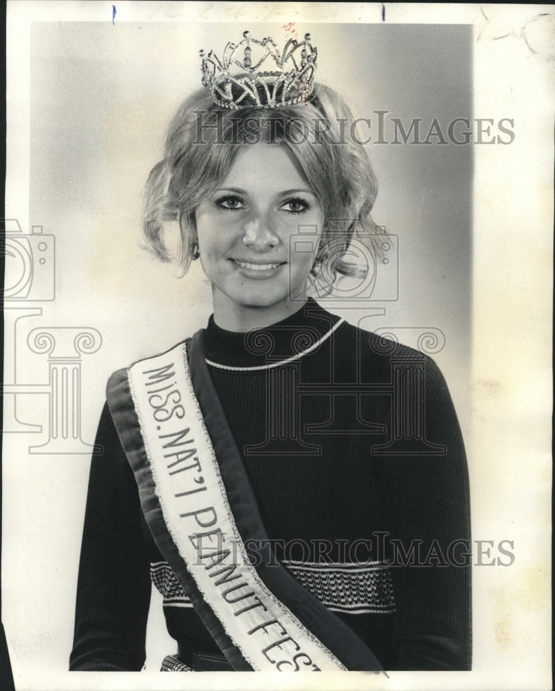Load image into Gallery viewer, 1974 Press Photo Pamela Renee Flowers, Miss National Peanut Festival Queen
