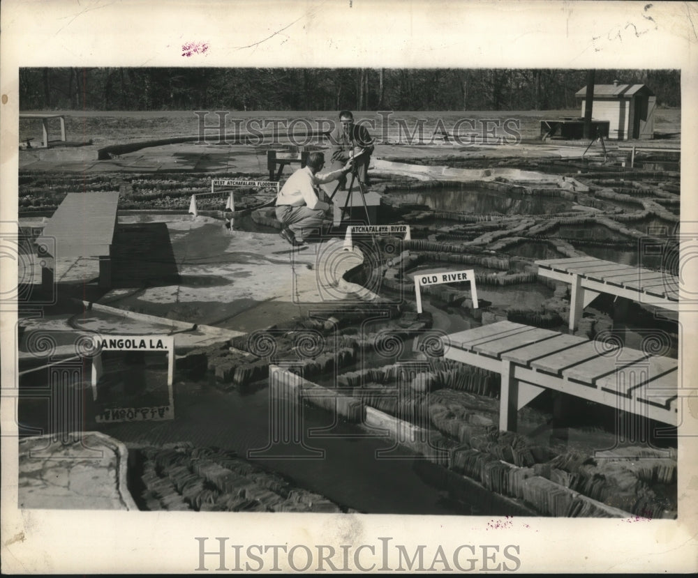 1950 Press Photo US engineers check water surface elevation on a scale model