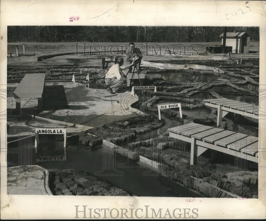 1950 Press Photo US engineers check water surface elevation on a scale model