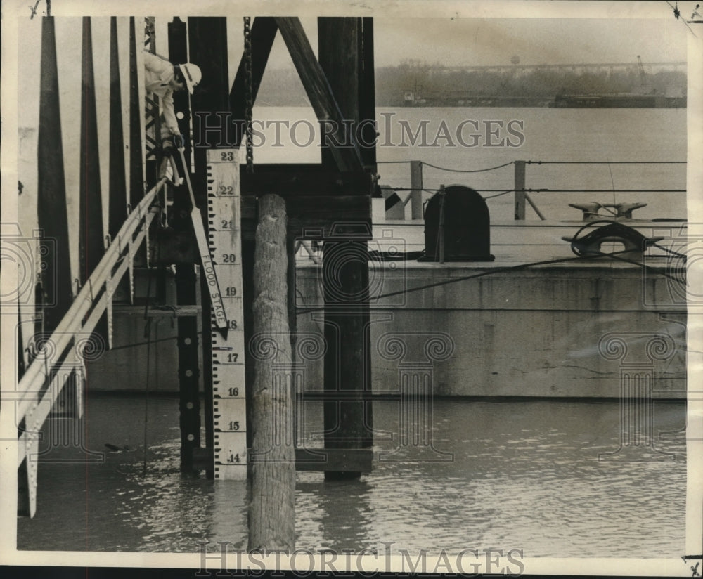 1973 Press Photo Betsy Singer of U.S. Corps of Engineers, indicates flood stage- Historic Images