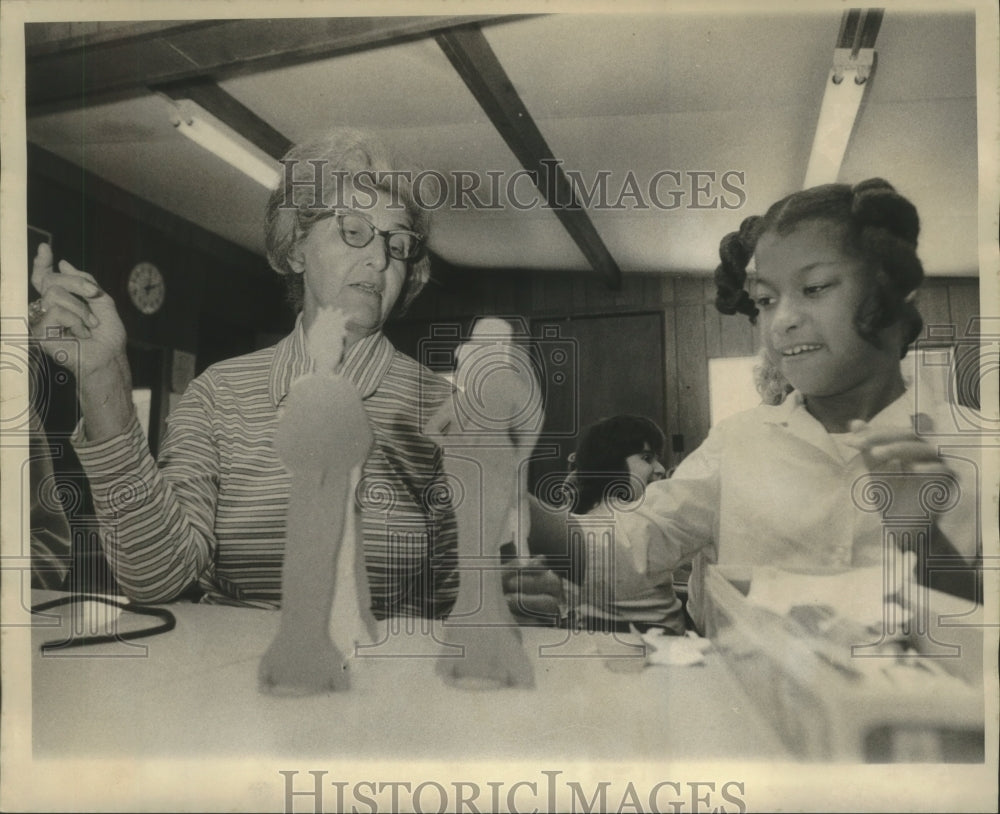 1974 Press Photo Foster Grandparent and Child Play Paper Dolls- Historic Images