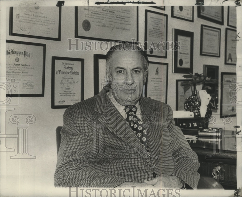 1975 Press Photo Dr. H. Ray Evers, stockholder of Meadowbrook Hospital Inc- Historic Images