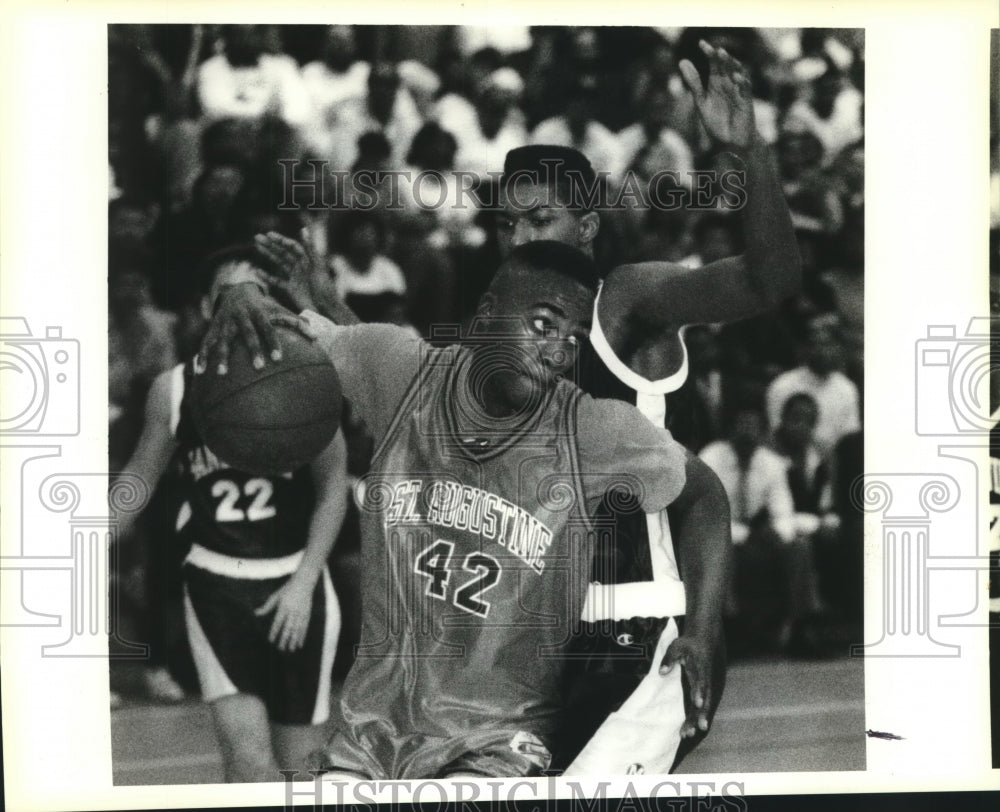 1991 Press Photo St. Augustine&#39;s Billy Grant around Mandeville&#39;s Brandon Rollins- Historic Images