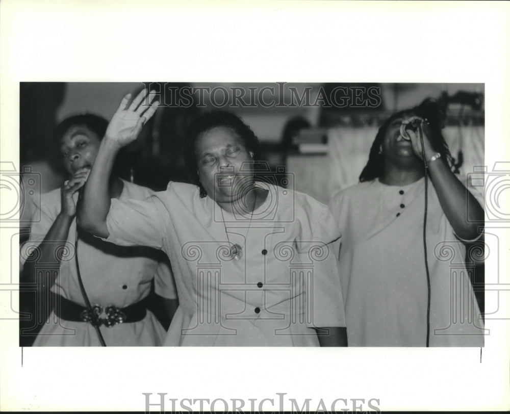 1992 Press Photo Rosalie Smooth sings her testimony while daughters harmonize- Historic Images