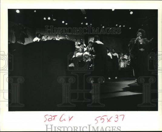 1991 Press Photo Barbara Shorts being taped with the Gospel Soul Children- Historic Images