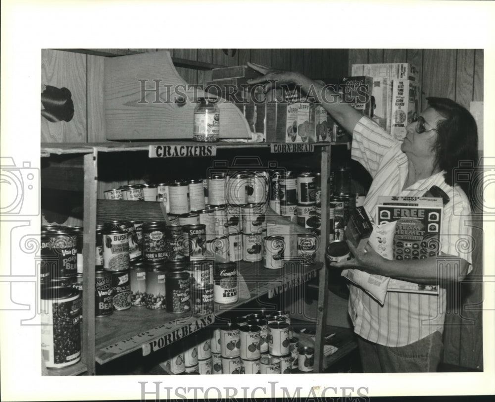 1993 Press Photo Claire Blanchard grabs groceries, Good Samaritan Center