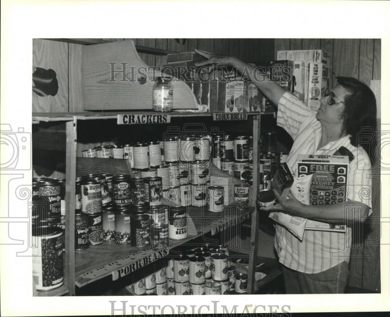 Load image into Gallery viewer, 1993 Press Photo Claire Blanchard grabs groceries, Good Samaritan Center
