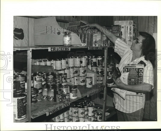 1993 Press Photo Claire Blanchard grabs groceries, Good Samaritan Center