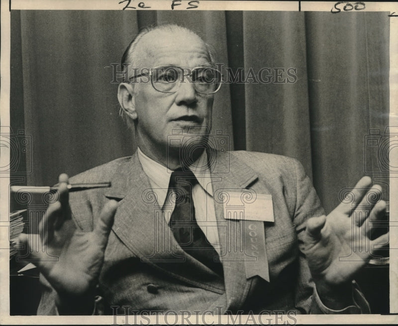 Load image into Gallery viewer, 1972 Press Photo American Sociological Pres. Dr. William Good at Marriott Hotel
