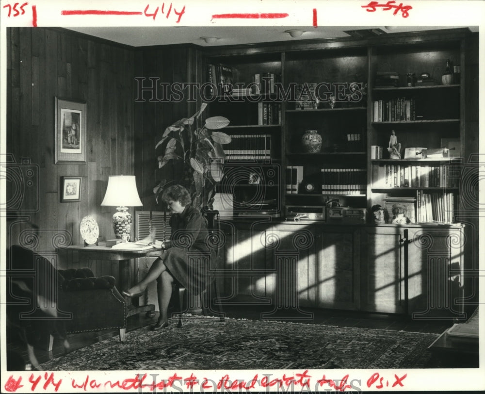 1983 Press Photo Joyce Gordon handles some paperwork in a paneled study area- Historic Images