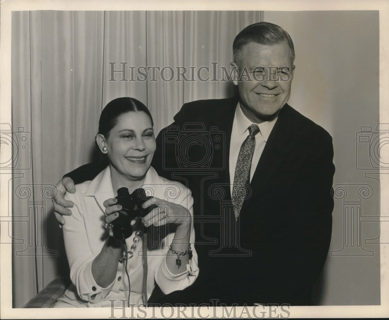 Load image into Gallery viewer, 1963 Press Photo Mr. &amp; Mrs. Nathan Gordon - nob19819

