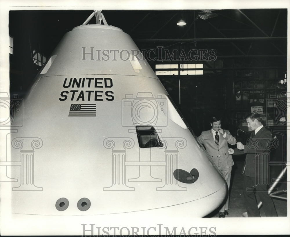 1975 Press Photo Astronauts Paul Weity and Dick Gordon next to Zeus Capsule- Historic Images