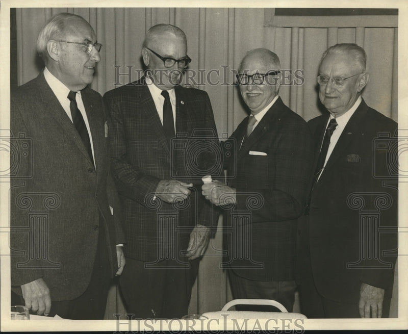 Load image into Gallery viewer, 1969 Press Photo Dr. Samuel D. Gore. Sr. and et al of Tulane Dental Alumni
