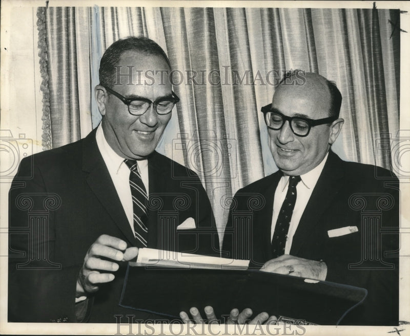 Load image into Gallery viewer, 1964 Press Photo G. Shelby Friedrichs, Association of Stock Exchange Firms host
