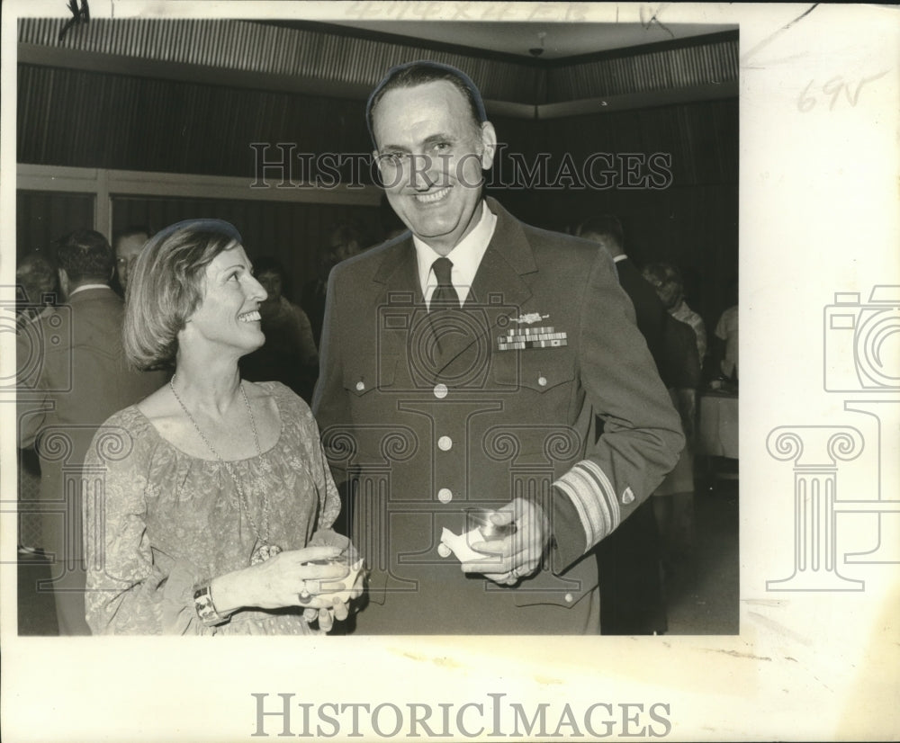 1977 Press Photo Mrs. Ernesto Guzman Fricke and her host Admiral W. W. Barrow.- Historic Images