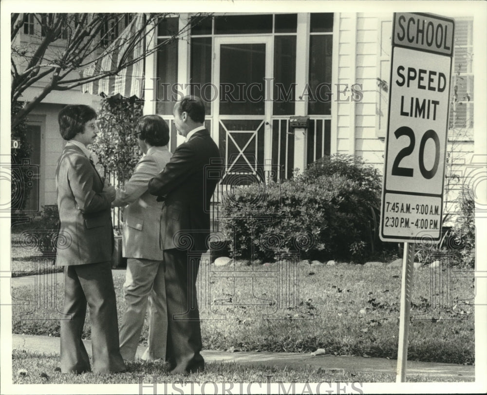 1978 Press Photo Deputy Dennis Gordon (left) with Unidentified Men- Historic Images