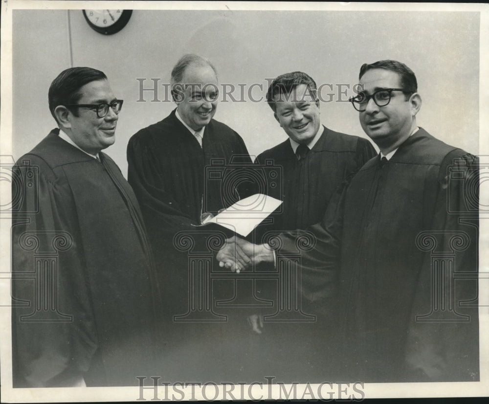 1971 Press Photo Group of judges at a meeting- Historic Images