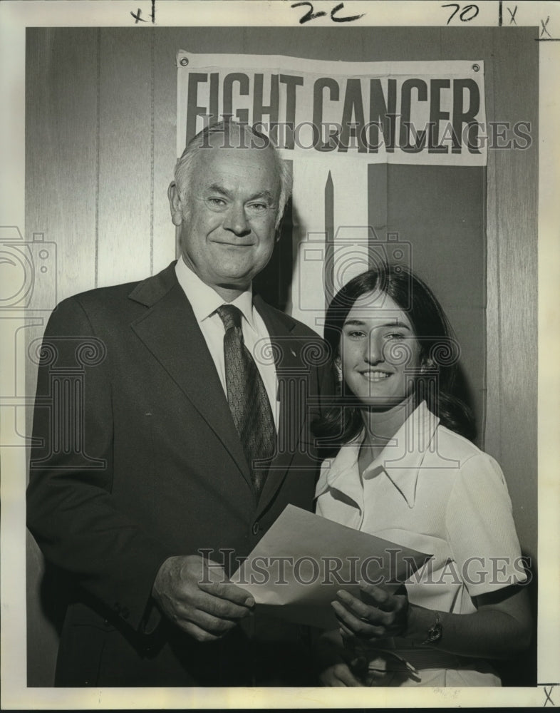 Load image into Gallery viewer, 1972 Press Photo Donna George, Miss Hope accepts title from Dr. George Schneider

