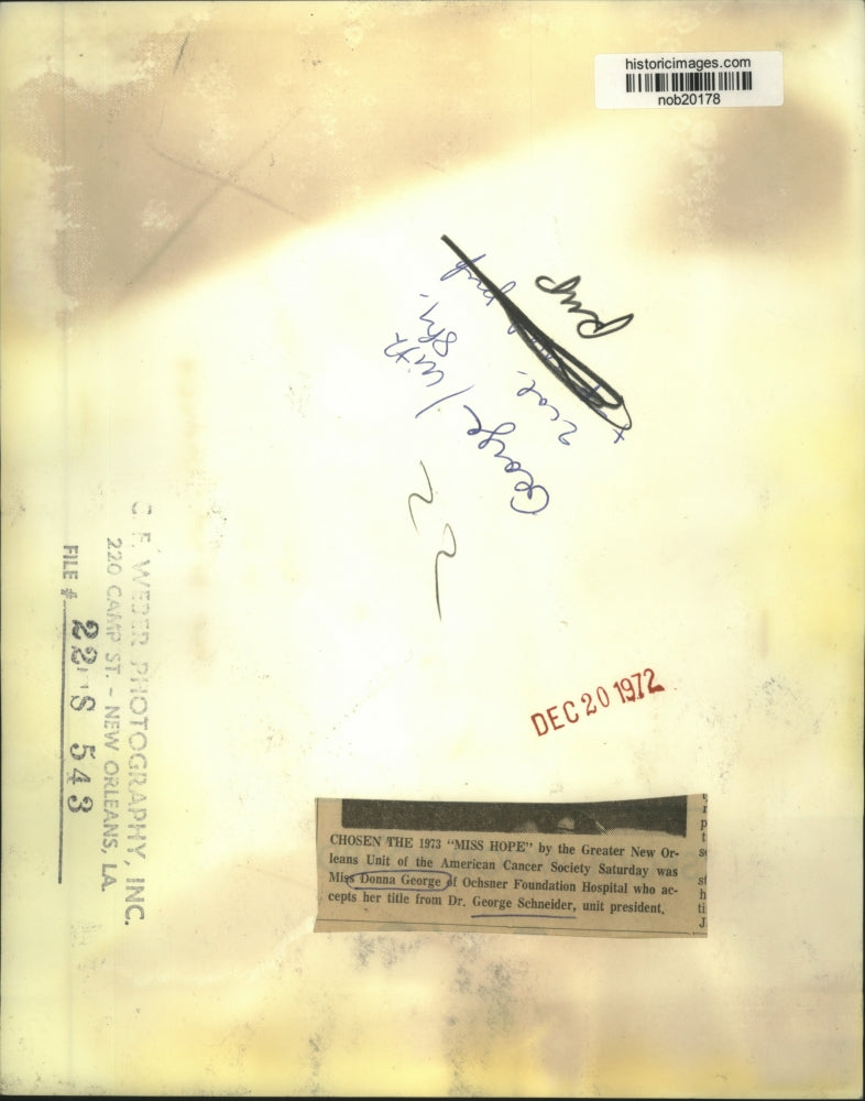 1972 Press Photo Donna George, Miss Hope accepts title from Dr. George Schneider