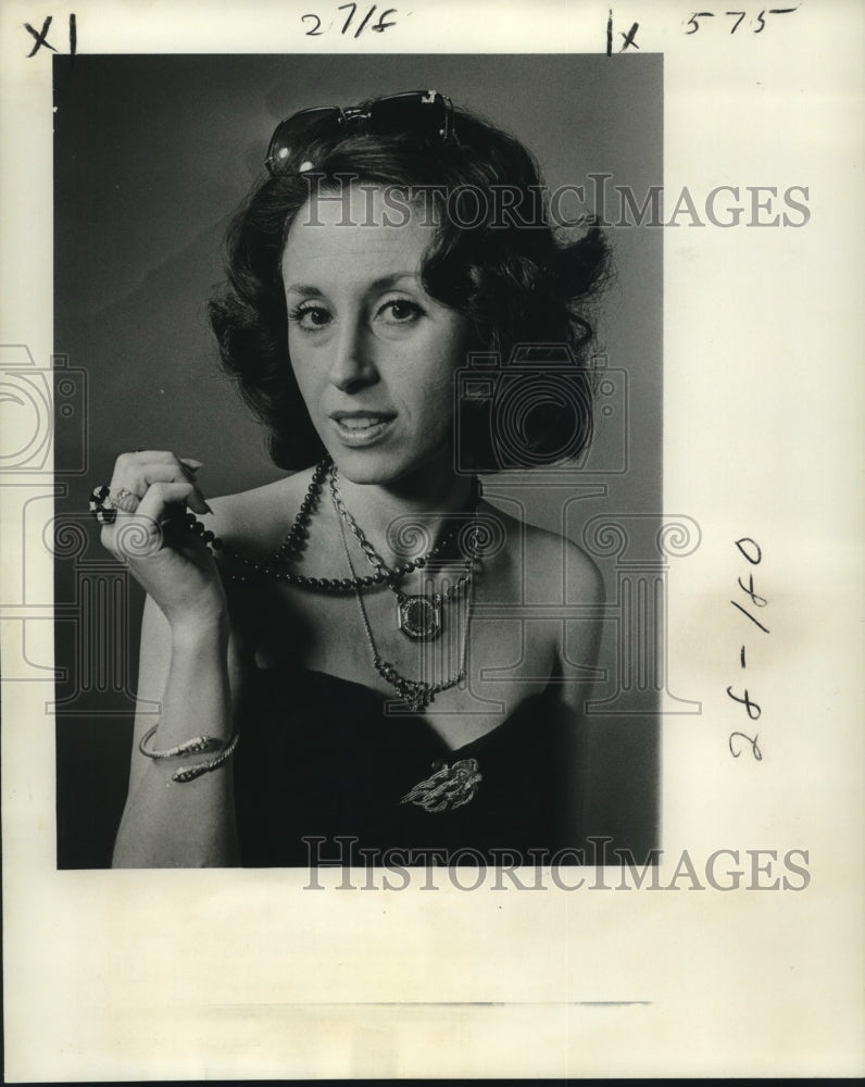 Load image into Gallery viewer, 1966 Press Photo Pat Gormin spinach jade necklace added to her collection
