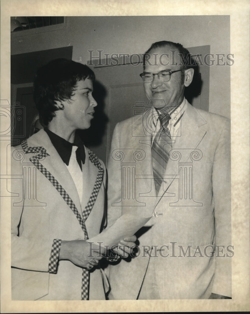 Load image into Gallery viewer, 1973 Press Photo Mrs. Nancy Harvey Steorts with Dr. G.E. Goheen - nob20267
