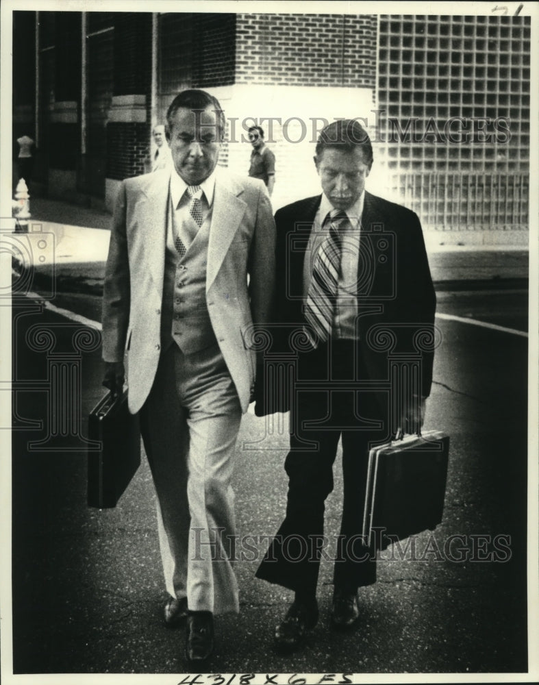 1979 Press Photo Louis Gomez arrives at courthouse with his attorney - Historic Images