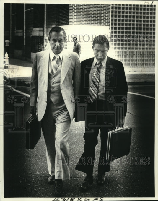 1979 Press Photo Louis Gomez arrives at courthouse with his attorney - Historic Images