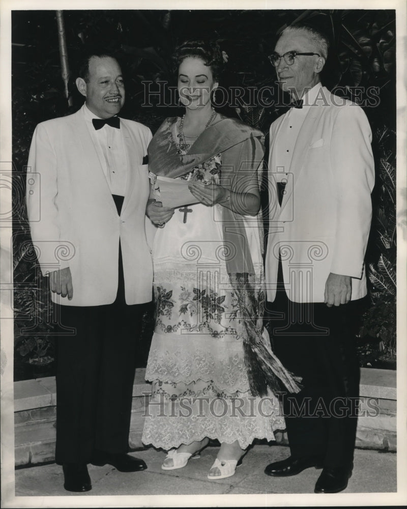 1961 Press Photo Mexico Consul Ruben Gaxiola, Mrs. Gomez Jr. and Alonzo Ensenat