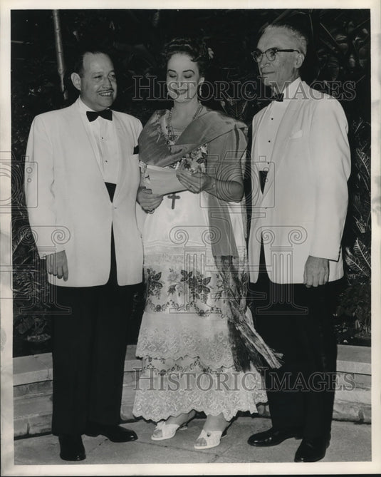 1961 Press Photo Mexico Consul Ruben Gaxiola, Mrs. Gomez Jr. and Alonzo Ensenat