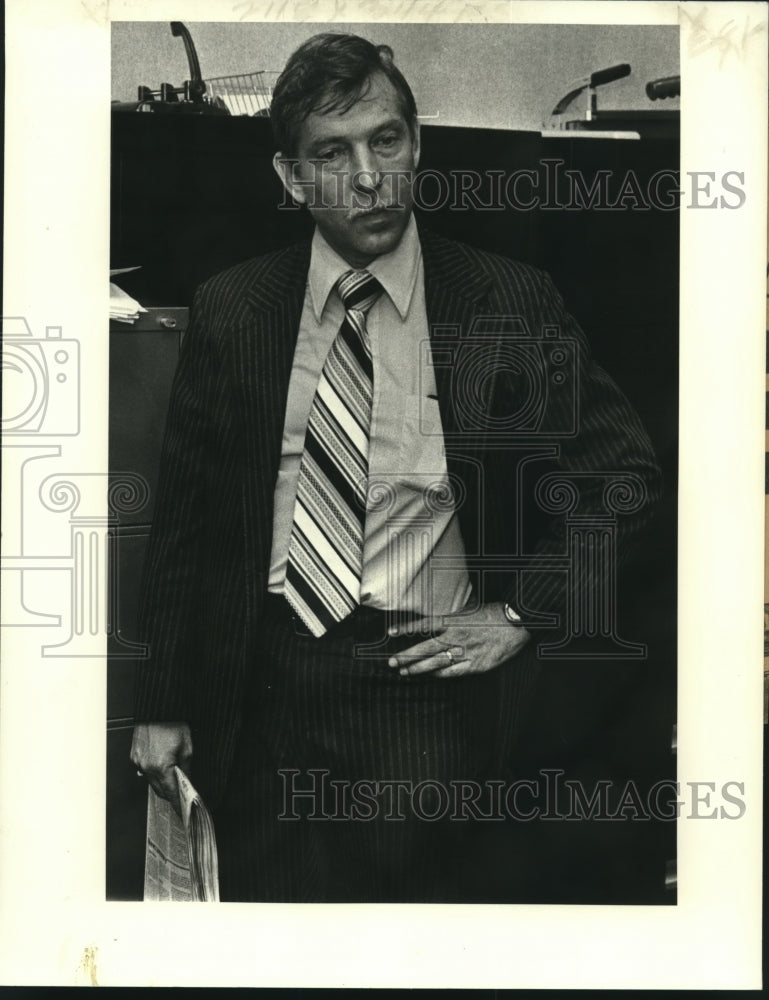 1979 Press Photo Council Fiscal officer Louis Gomez on indefinite annual leave- Historic Images