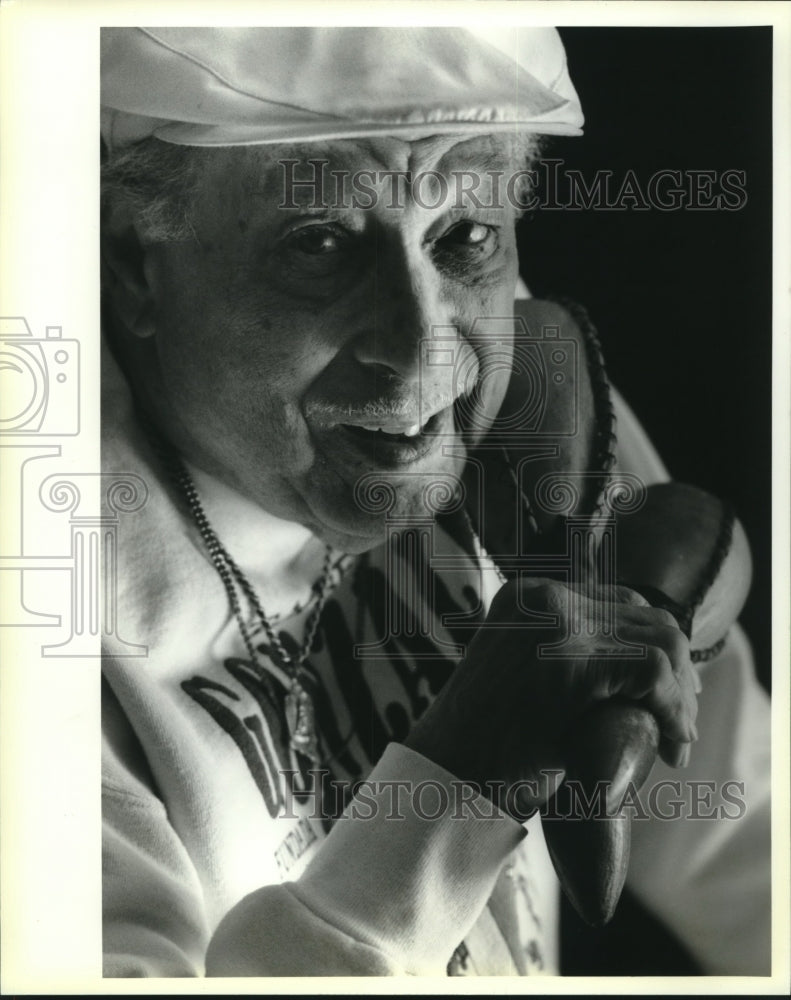 1993 Press Photo Ruben Gonzalez with maracas in Jefferson home - Historic Images