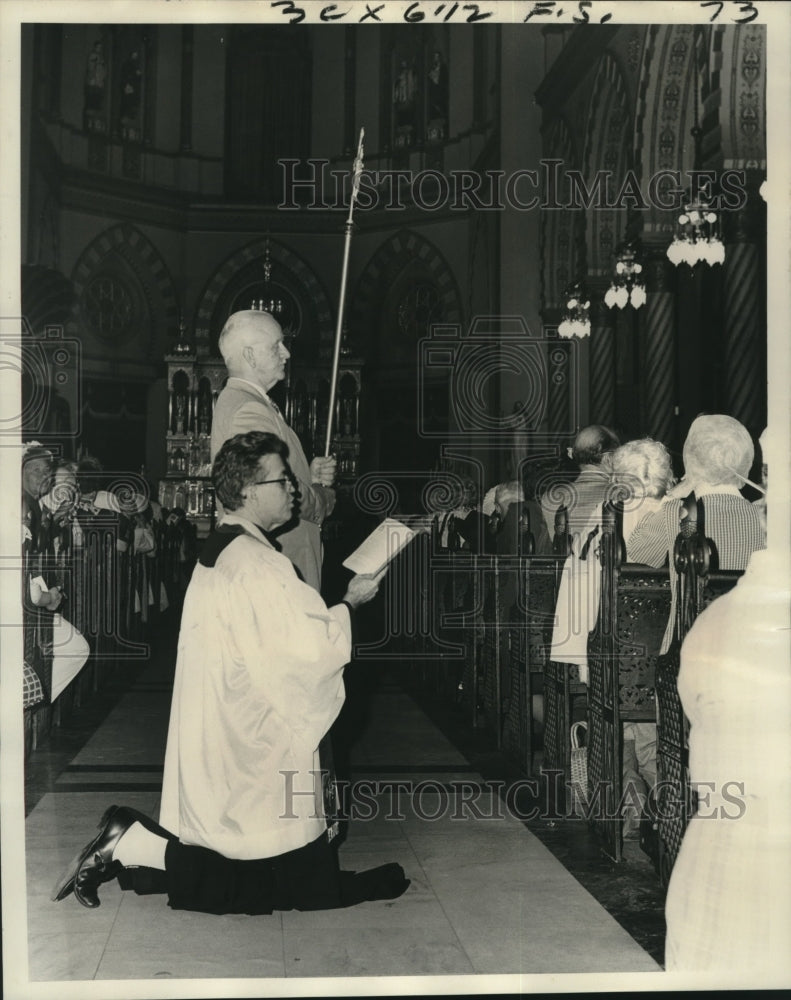 1974 Press Photo The faithful of the city observed Good Friday.- Historic Images