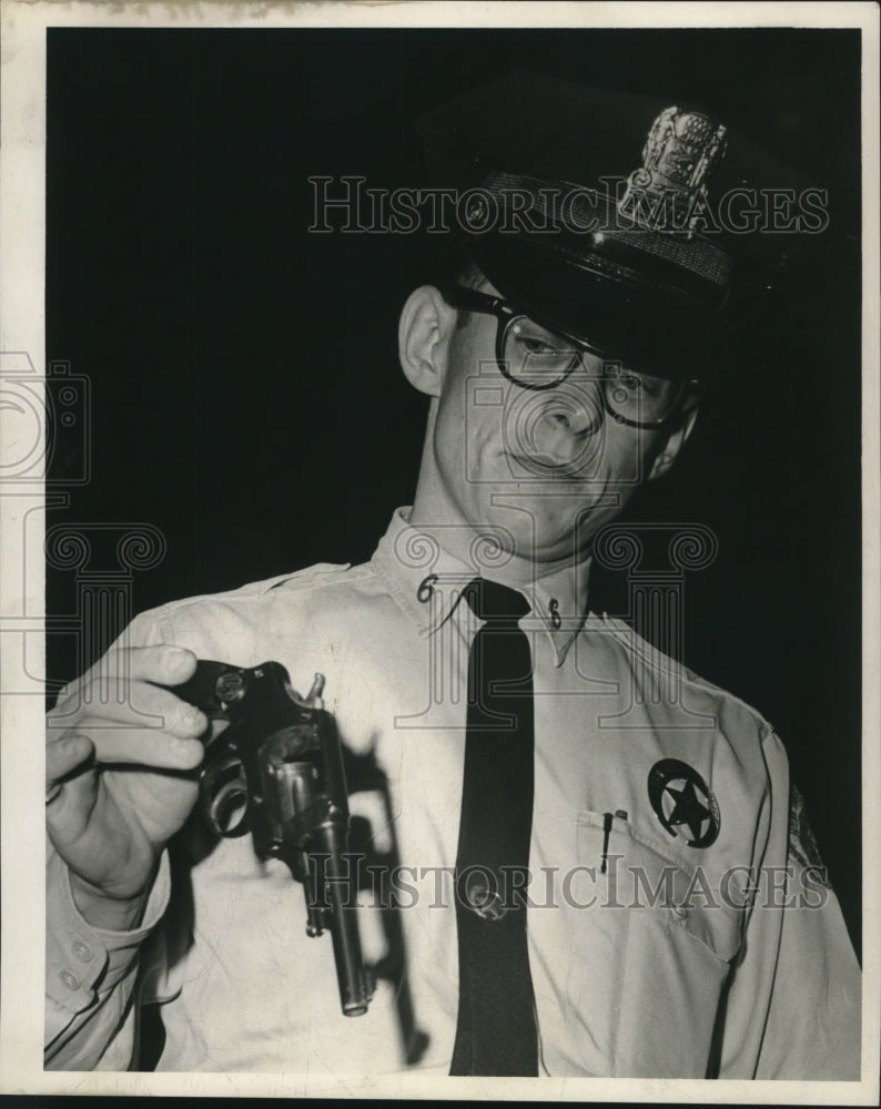 1966 Press Photo Officer William Gomon holds the gun from the gunfight.