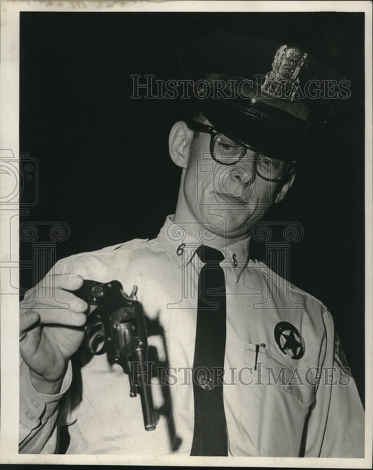 1966 Press Photo Officer William Gomon holds the gun from the gunfight.