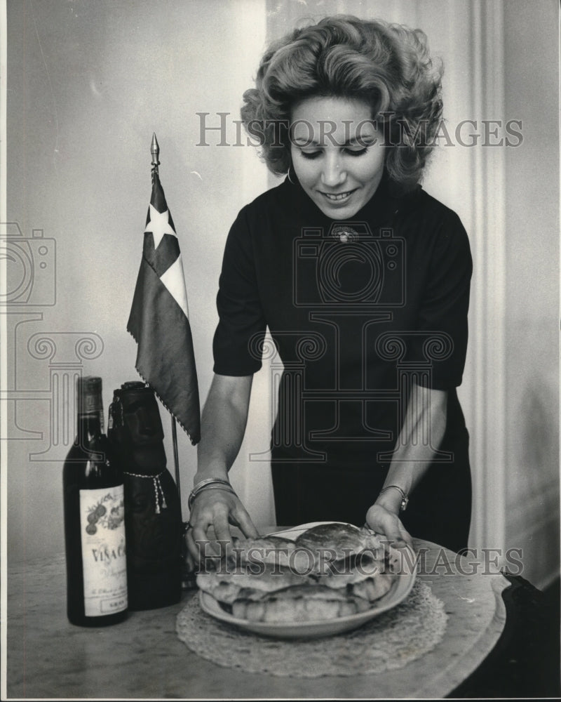 1972 Press Photo Mrs. Oscar Gonzales shows fried empanadas- Historic Images