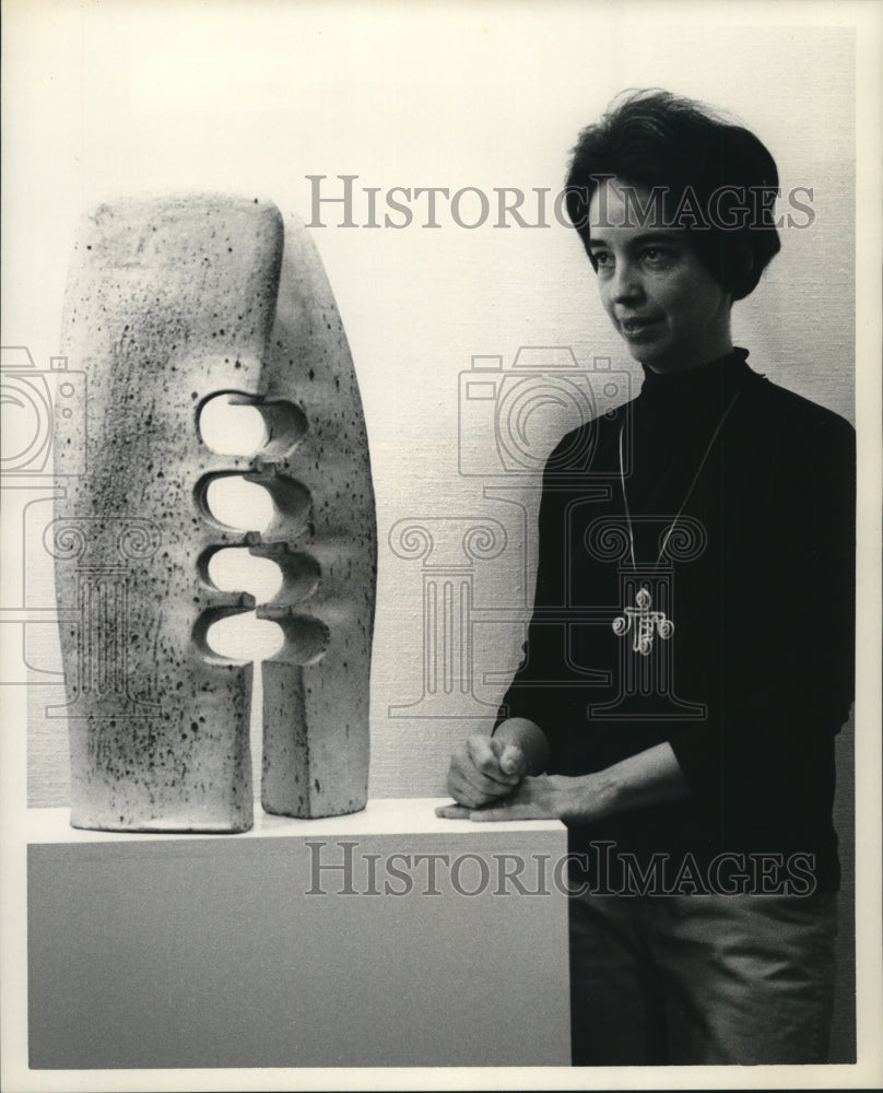 1970 Press Photo Patricia Geoghegan with her sculpture at Pucker-Safrai Gallery- Historic Images