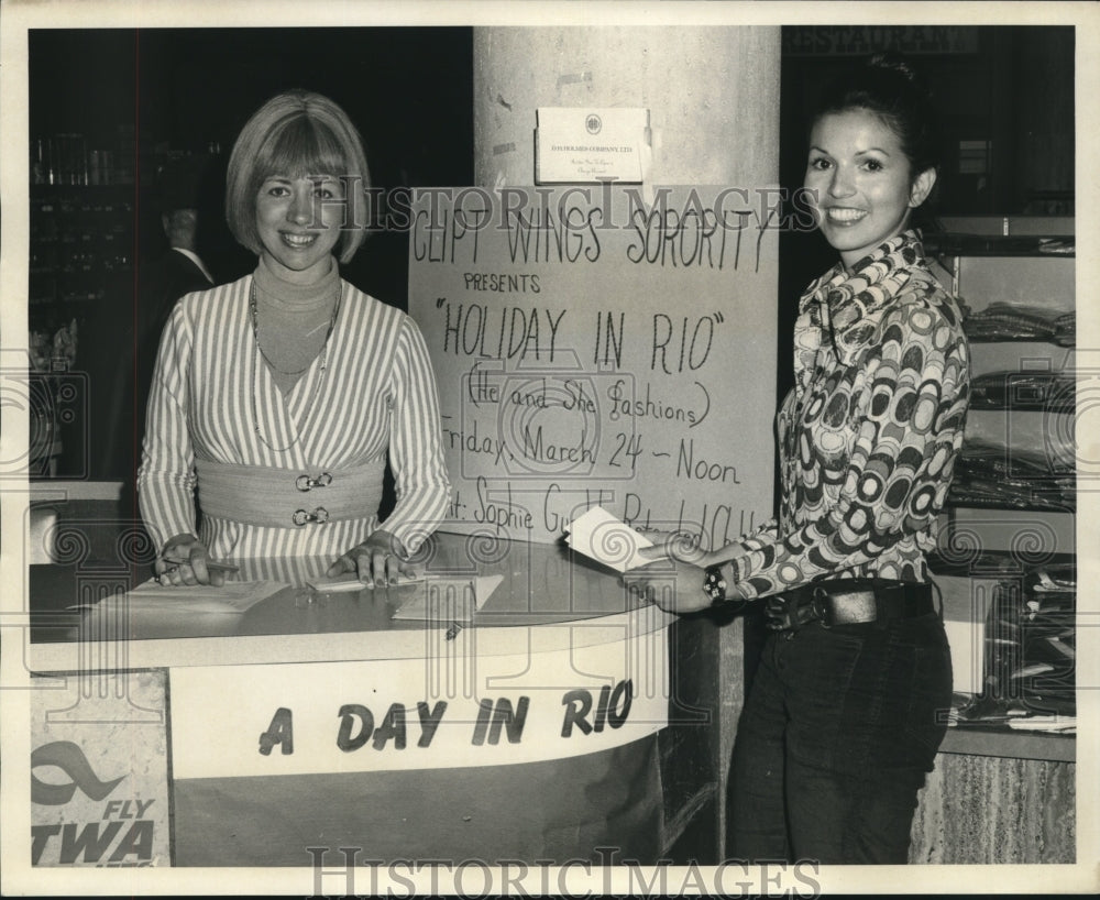 1972 Press Photo Mrs David Gormanous and Mrs. I. J. Levi Jr. at the ticket booth