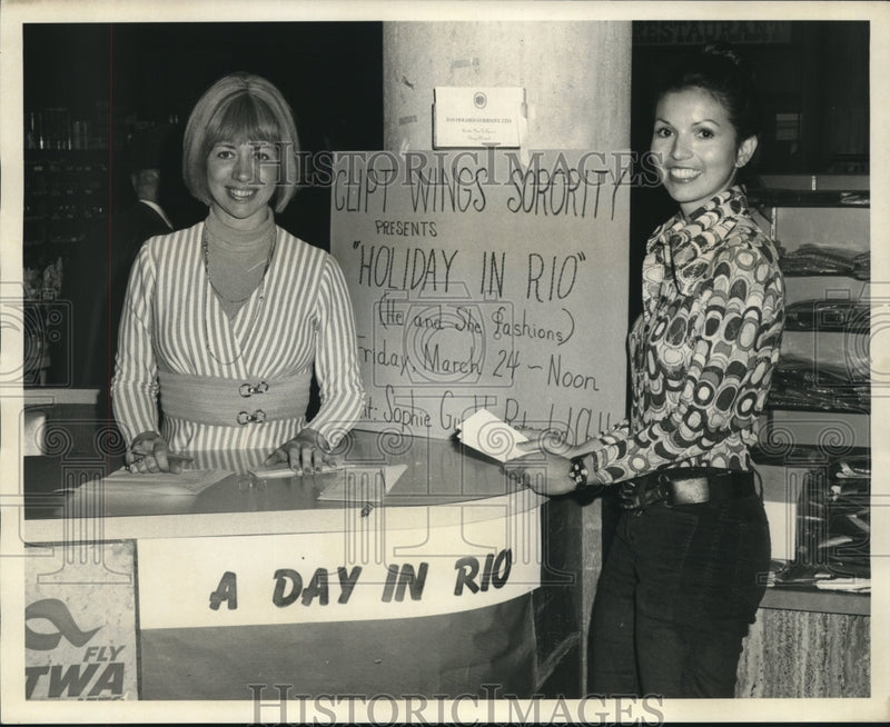 Load image into Gallery viewer, 1972 Press Photo Mrs David Gormanous and Mrs. I. J. Levi Jr. at the ticket booth
