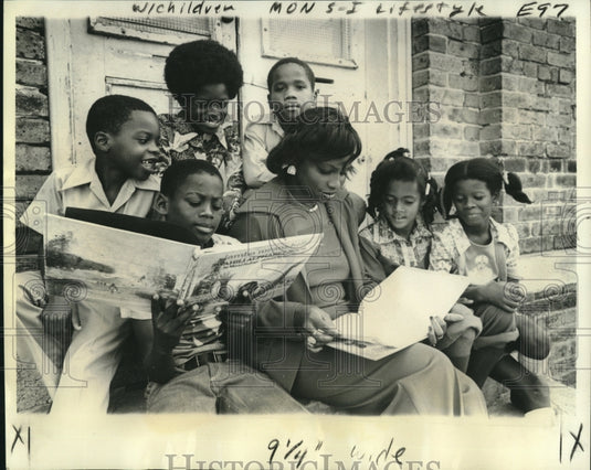 1976 Press Photo Teacher Mrs Casandra Goins reads to her students- Historic Images