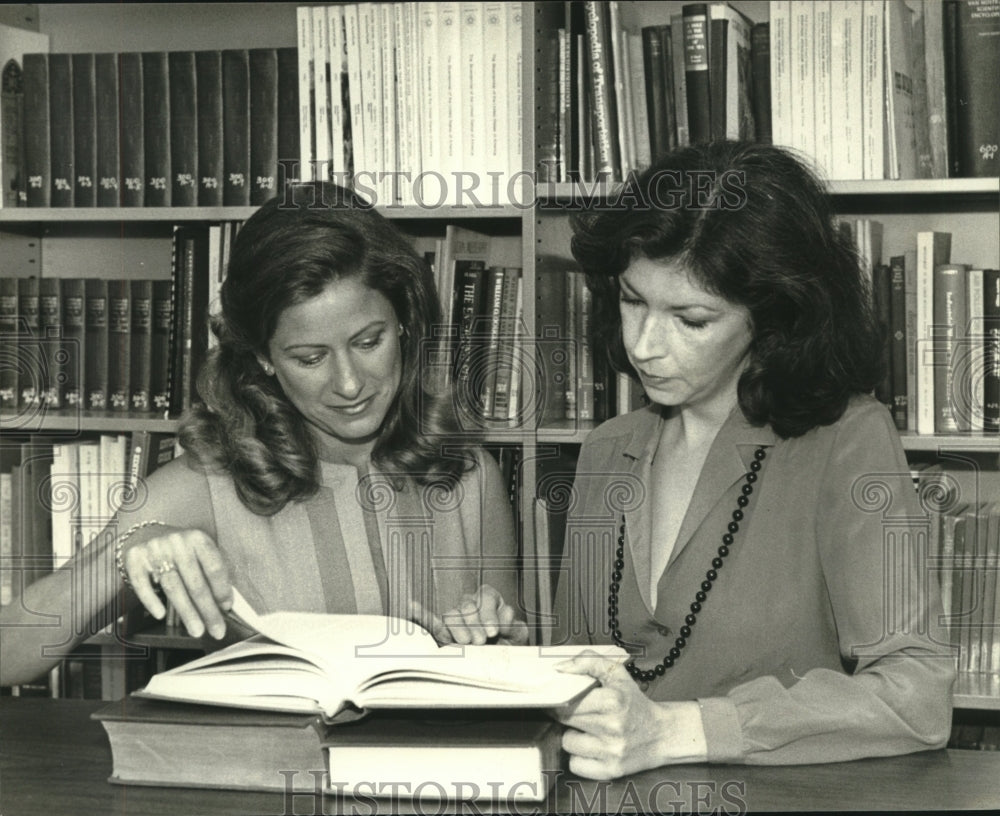 1981 Press Photo Mrs Melvin Gold and Mrs G.M. Weiner look over books for sale- Historic Images