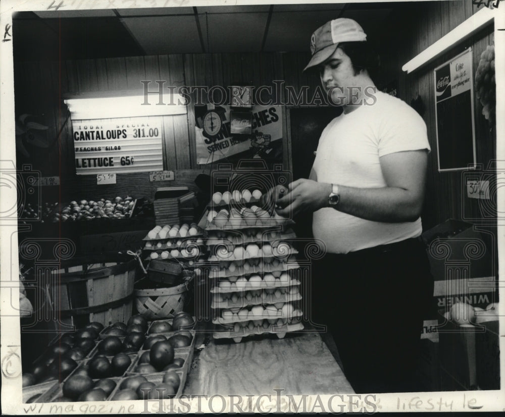 1978 Press Photo Michael Roy of Roy's Fruit Stand sells brown eggs and produce.