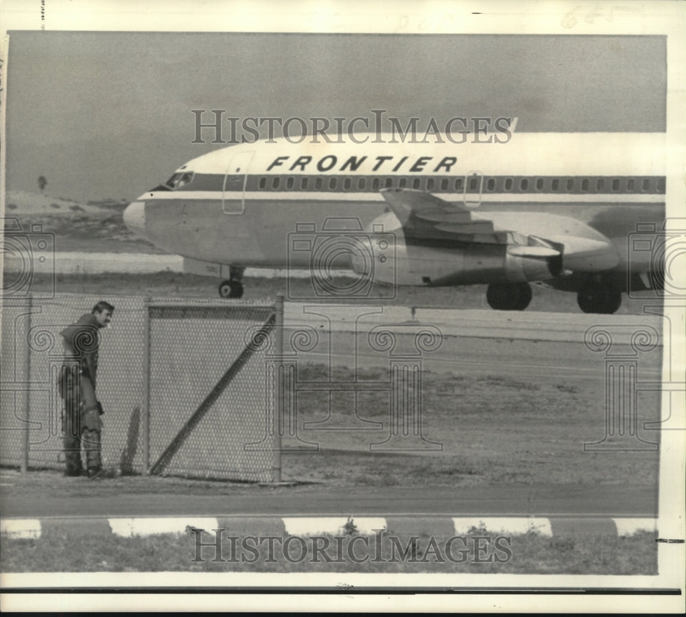 1972 Press Photo Hijacked airliner watched by a police officer in Los Angeles.- Historic Images