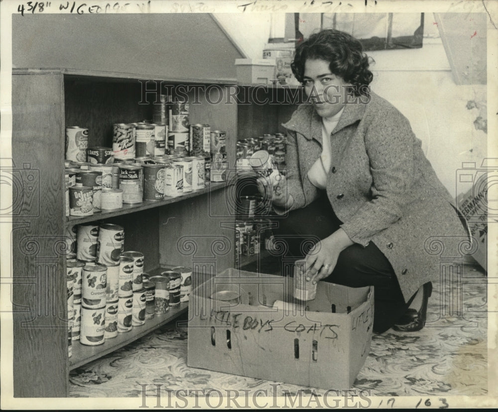 1976 Press Photo Jennifer George of Hope House packs emergency food supplies- Historic Images