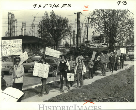 1978 Press Photo Neighbors of Refinery in Good Hope Picket and Protest - Historic Images