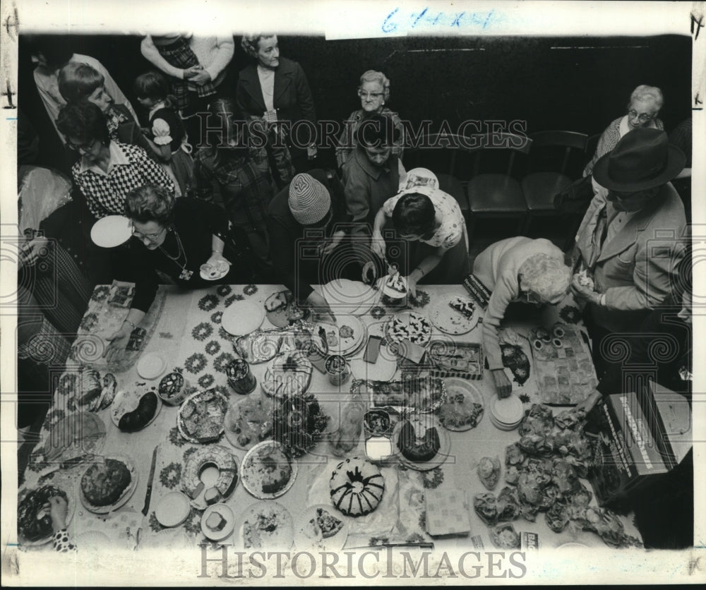 1975 Press Photo Visitors take pick from German pastries - Historic Images