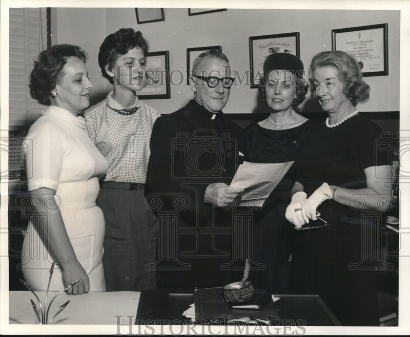 Load image into Gallery viewer, 1963 Press Photo NOLA chapter of National Secretaries Association, Loyola
